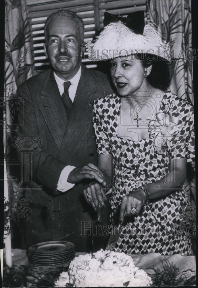 1946 Press Photo Cornelius Vanderbilt &amp; bride Maria Feliza Pablos cut cake - Historic Images