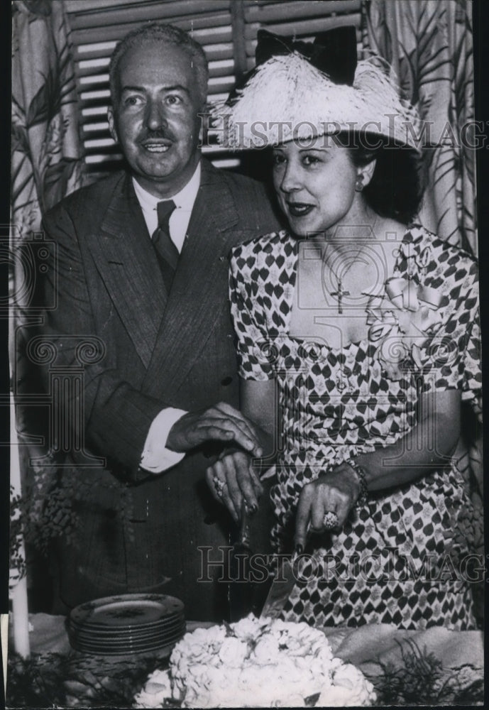 1946 Press Photo Cornelius Vanderbilt & bride Maria Feliza Pablos cut cake - Historic Images