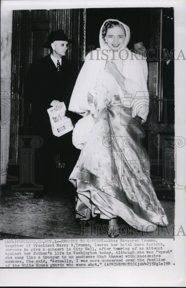 1950 Press Photo Margaret Truman on her way to her concert in City Hall - Historic Images