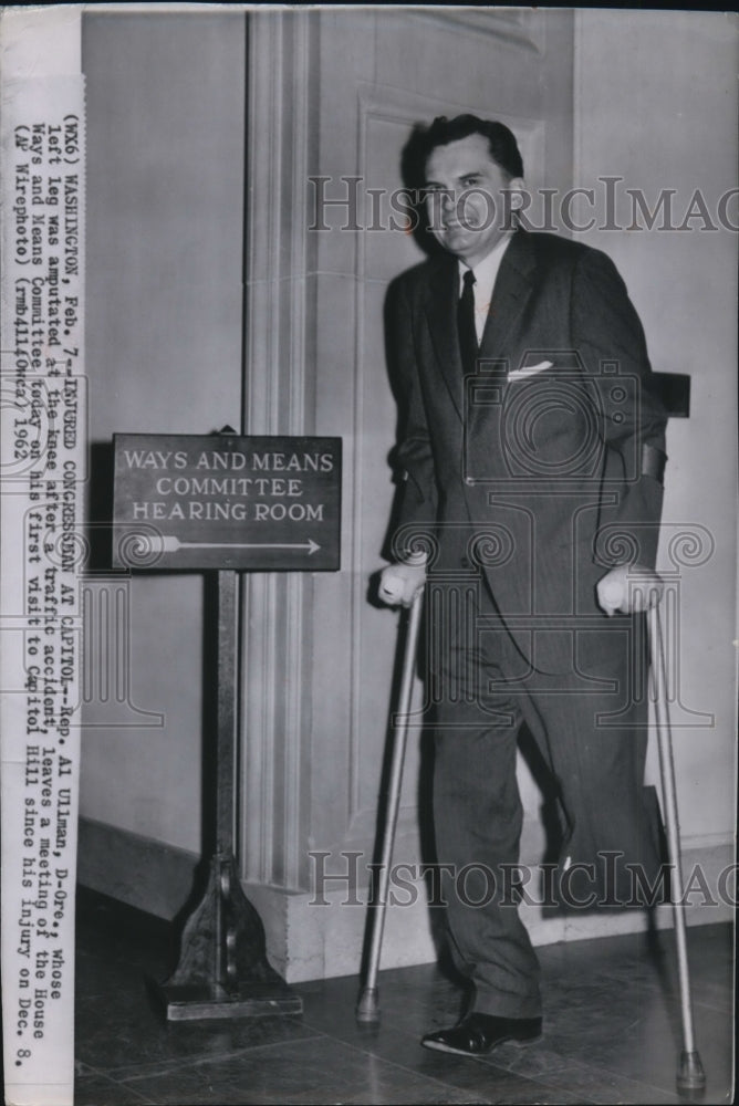 1962 Press Photo Rep. Al Ullman in crutches in his first meeting at the Capitol - Historic Images