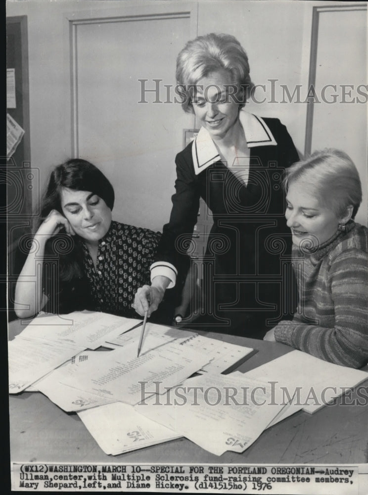 1976 Press Photo Audrey Ullman with members of Multiple Sclerosis fund-raising- Historic Images