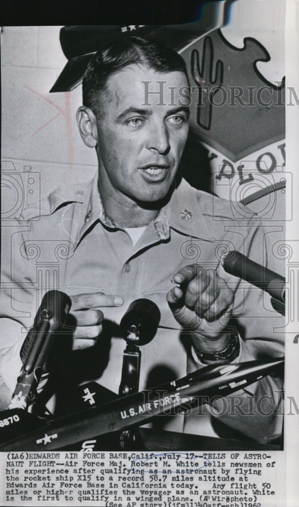 1963 Press Photo Air Force Major Robert White tells experience to newsmen-Historic Images