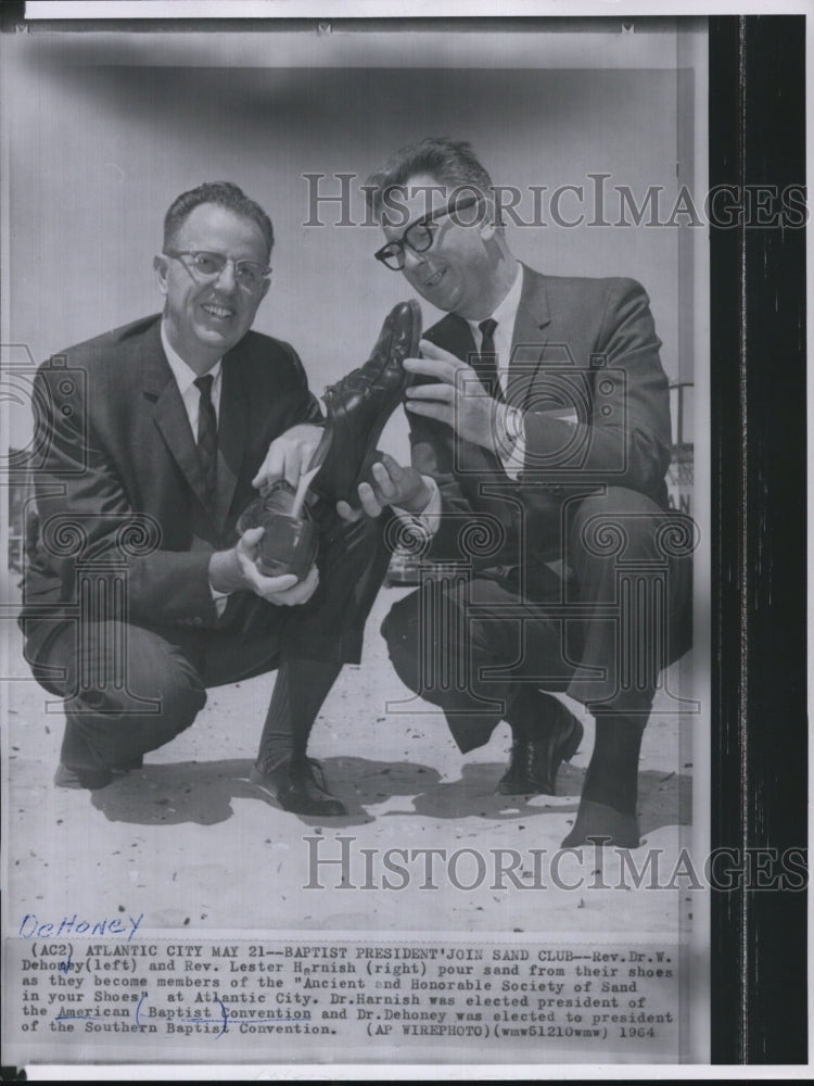 1964 Press Photo Rev. Dr. W. Dehoney and Rev. Harnish join Sand Club in N.J. - Historic Images