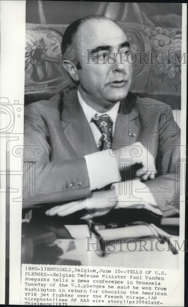 1975 Press Photo Belgian Defense Minister Paul Vanden Boeyants during conference- Historic Images