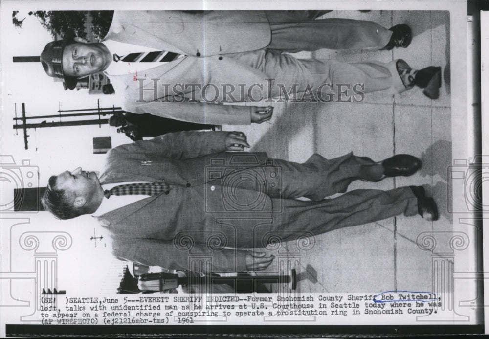 1961 Press Photo Former Snohomish County Sheriff Bob Twitchell arrives at court - Historic Images