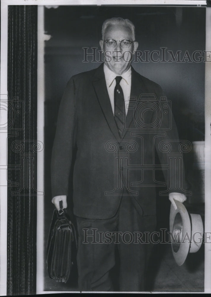 1958 Press Photo Chief Justice Earl Warren walks through Washington D.C. hotel - Historic Images