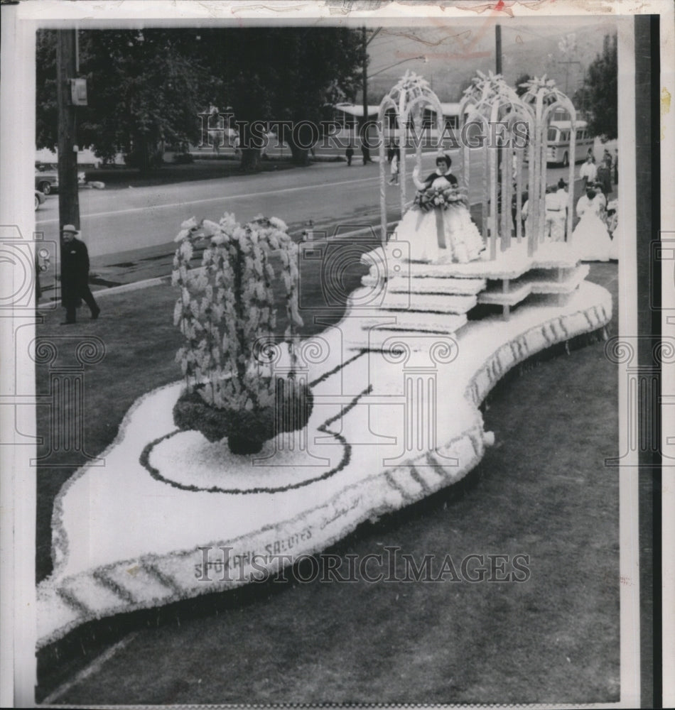 1982 Press Photo Lilac Float, Washington State Apple Blossom Festival, Wenatchee- Historic Images