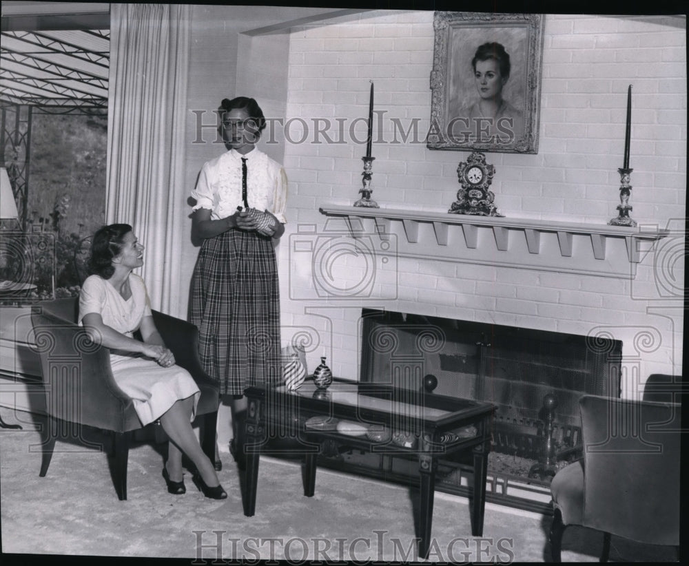 1957 Press Photo Mrs Robert J Jarvis &amp; Mrs Philip S Brooke Jr. at Baileys&#39; home-Historic Images