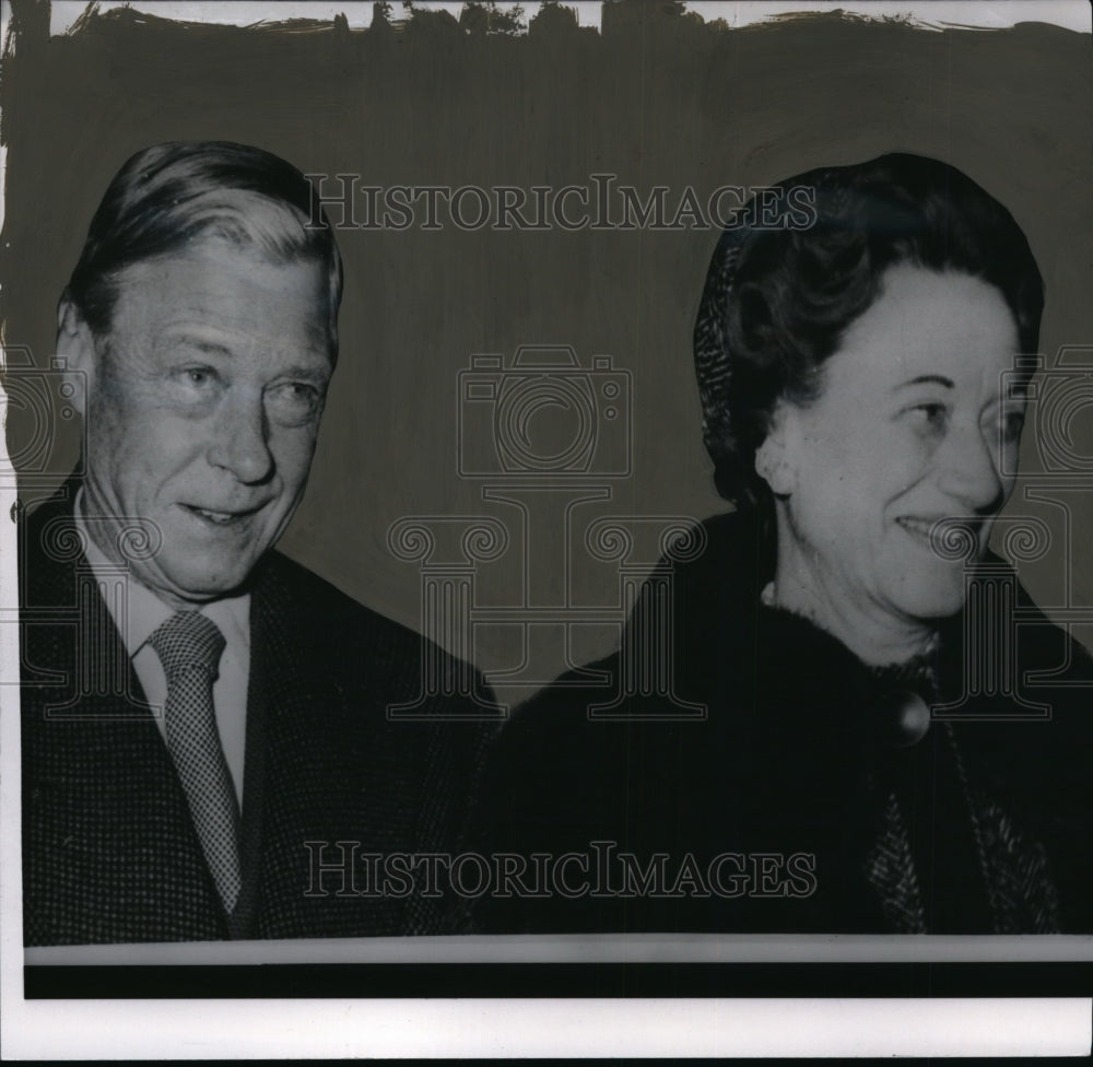 1959 Press Photo The duke &amp; duchess of Windsor at London&#39;s Victoria station - Historic Images