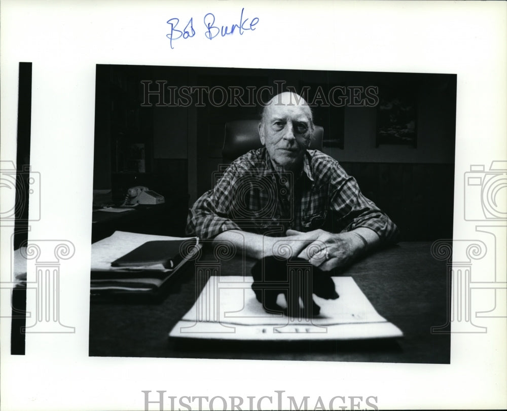1988 Press Photo Bob Burke labor-management arbitrator - spx00631-Historic Images