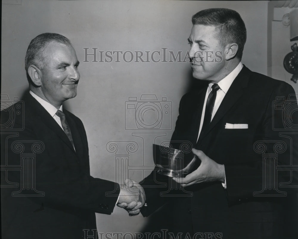 1963 Press Photo Lloyd Carlson congratulated by Irwin Caplan for best of show-Historic Images