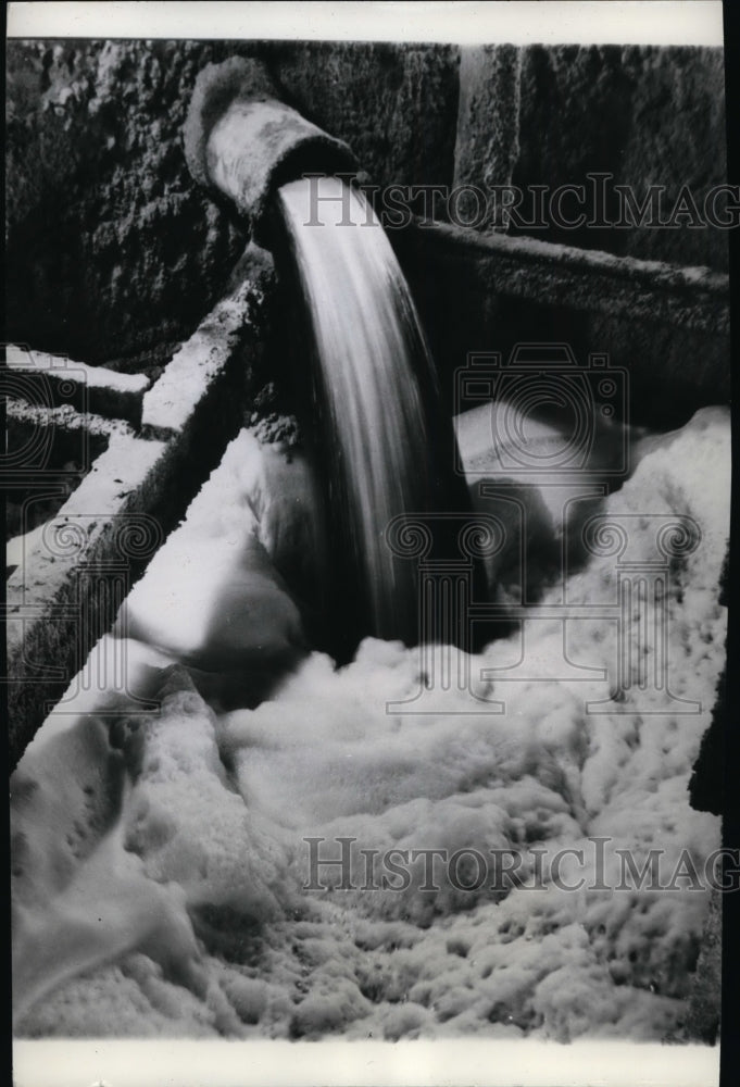 1941 Press Photo Molten Aluminum flows from spout into a tank - spx04236- Historic Images