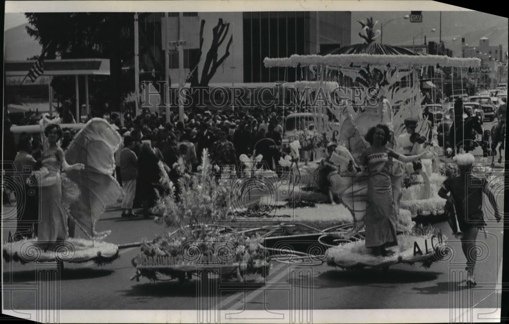 1904 Press Photo Washington Apple Blossom Festival Parade float of Aluminum Co- Historic Images