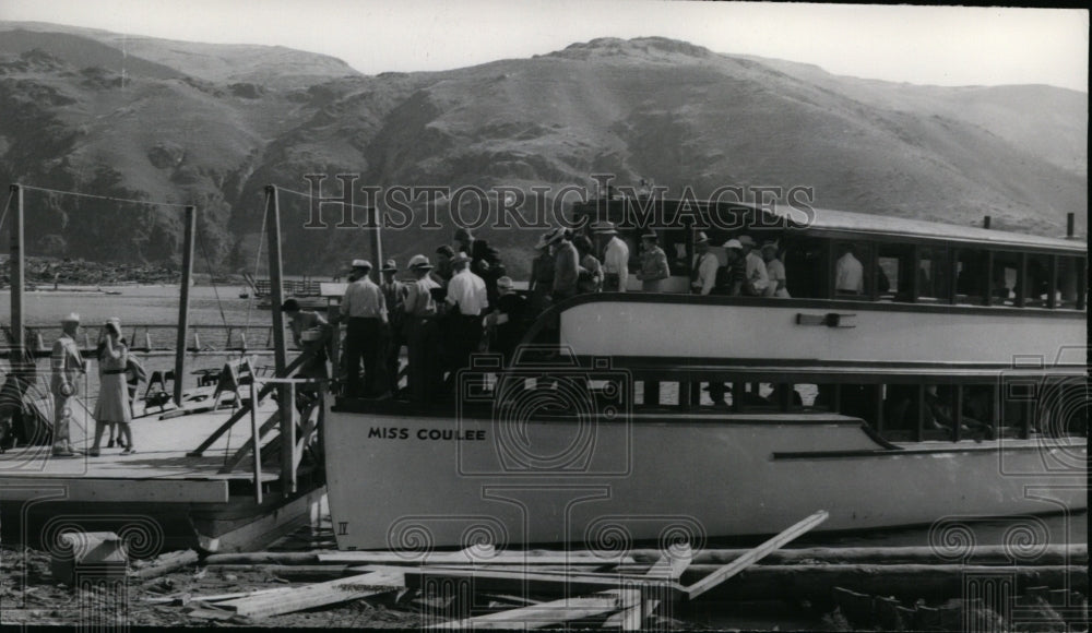 1940 Passengers alighting from motorship Miss Coulee after cruise - Historic Images