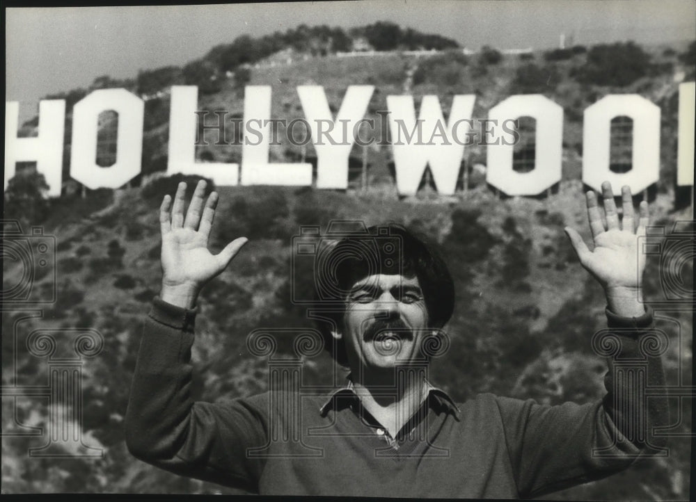 1981 Michael Simons posing near The Hollywood Sign in L.A., Calif. - Historic Images