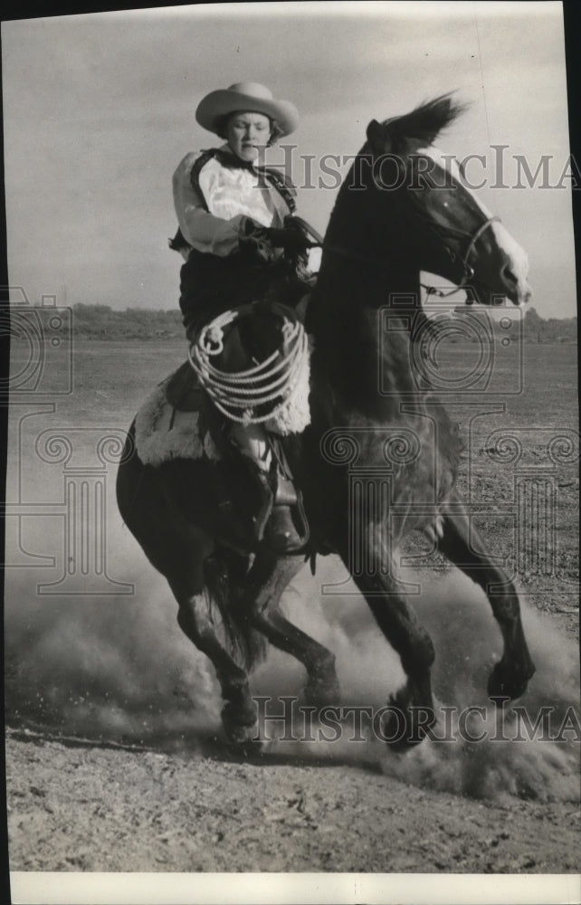 1940 Audrey Gray display her skill in handling a horse  - Historic Images