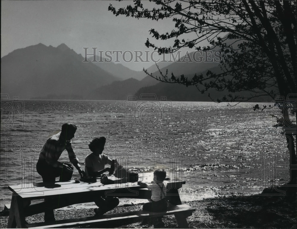 1958 Press Photo Picnic on Lake Crescent Olympic National Park - spx11108-Historic Images