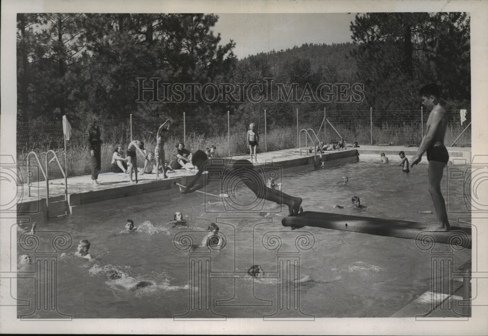 1945 Everyday scene at Kiwanis health center on Little Spokane - Historic Images