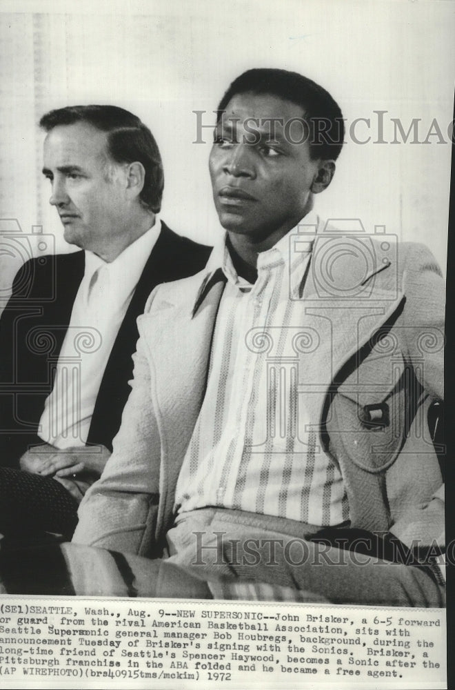 1972 Press Photo John Brisker forward with Supersonics manager Bob Houbregs- Historic Images
