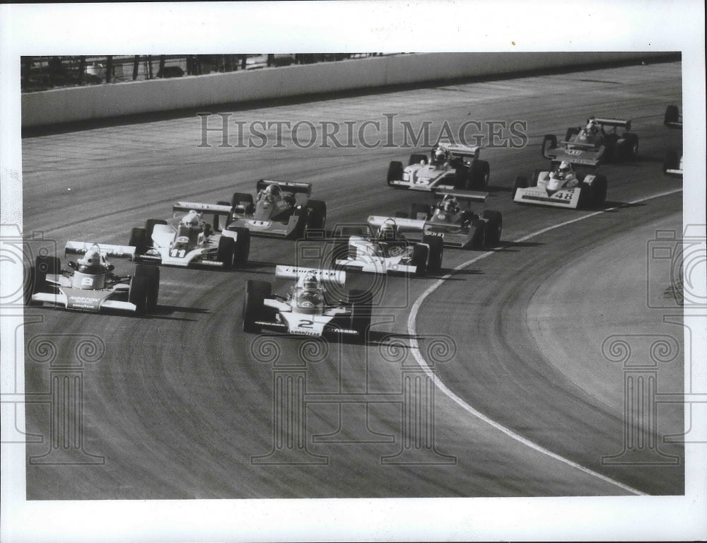 1977 Press Photo Johnny Rutherford leads at Indianapolis Motor Speedway - Historic Images