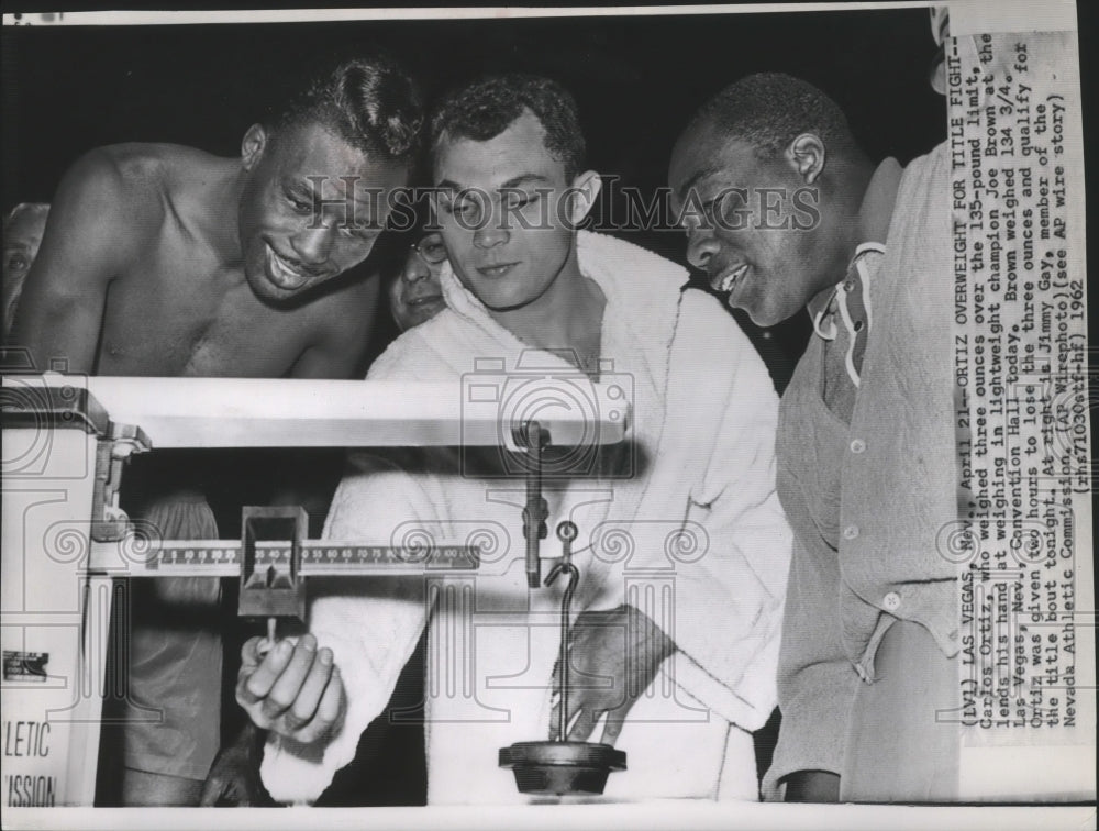 1962 Press Photo Boxers-Carlos Ortiz &amp; champion Joe Brown at the Las Vegas-Historic Images