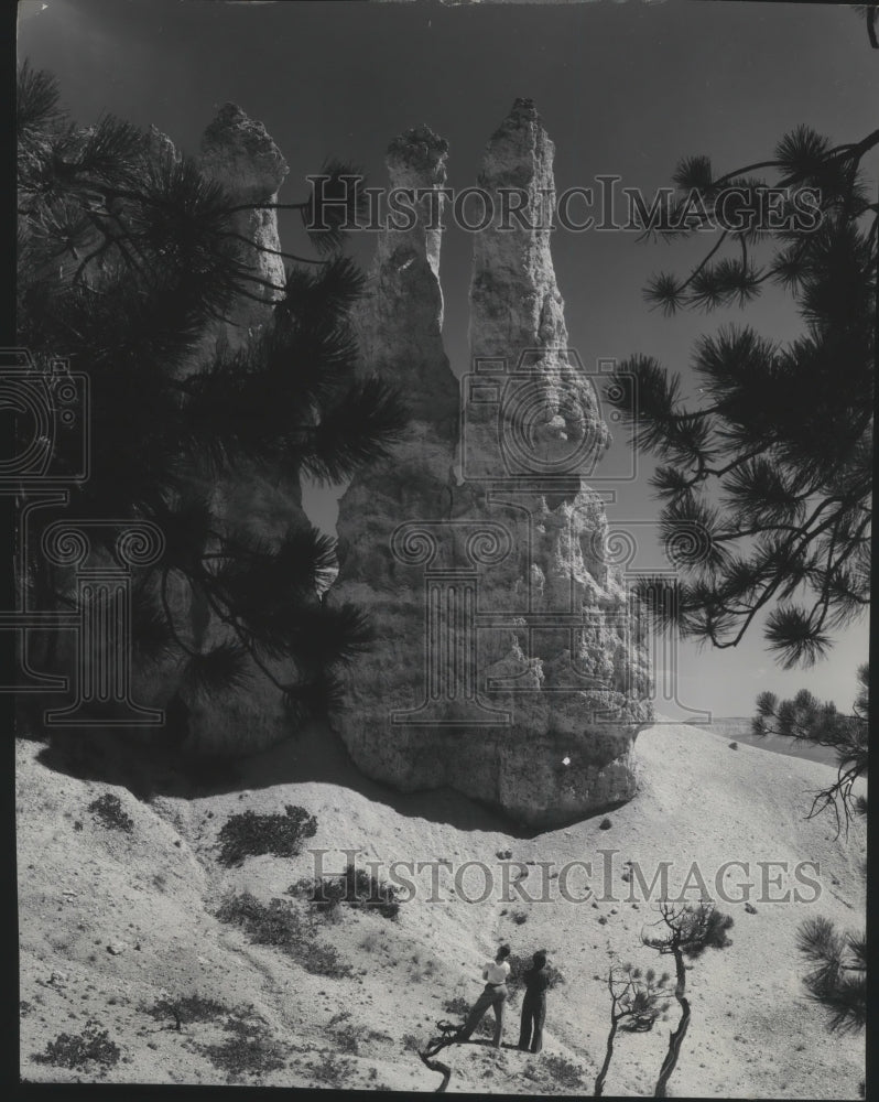 1941 Press Photo Tourists at the Bryce Canyon National Park in Southern Utah- Historic Images