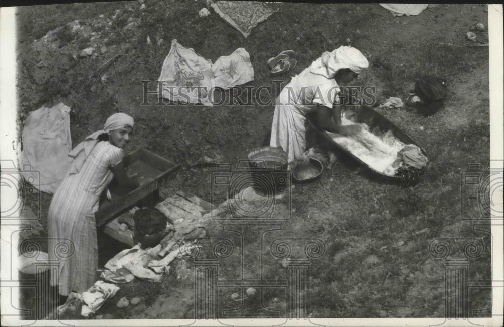 1937 Mexican women, traditional clothes washing at Valle, Mexico - Historic Images