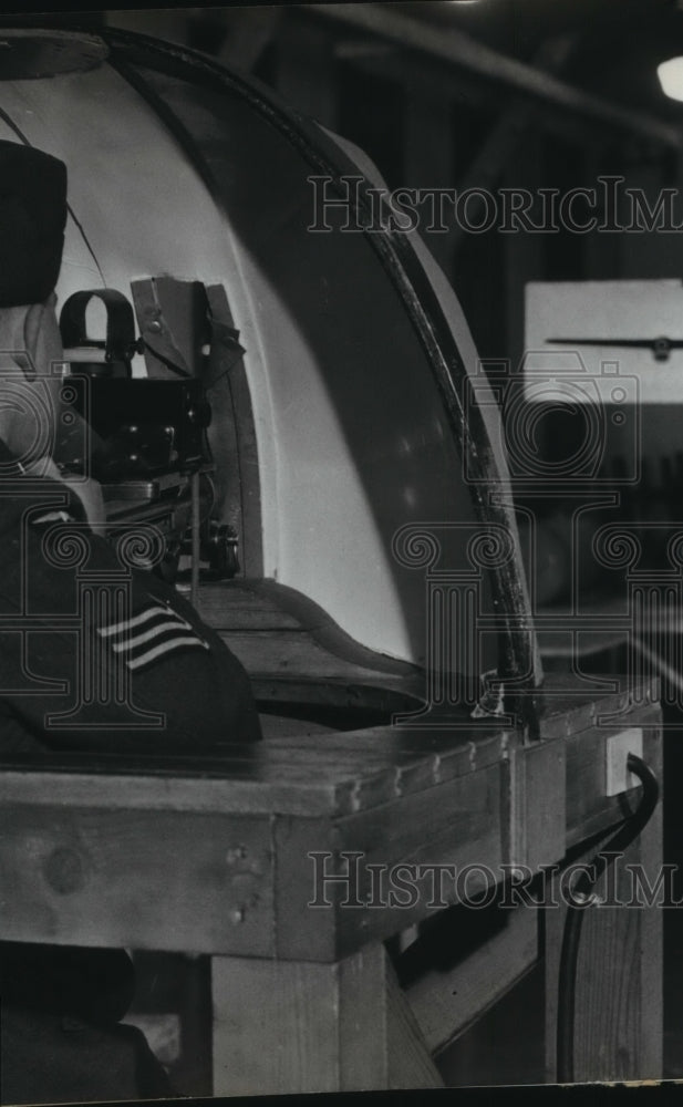 1941 Press Photo Sergeant Gordon Jackson of Edmonton Alberta teaches air gunners - Historic Images