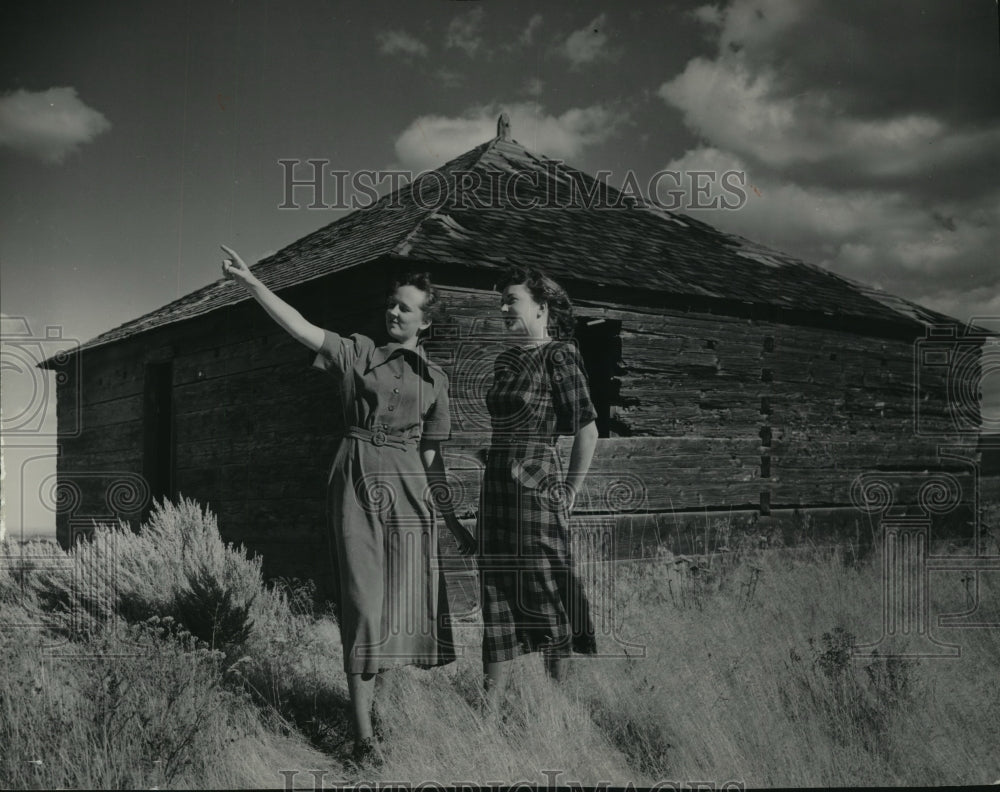 1956 Press Photo Two Girls Model in Front of Old Building At Fort Simcoe-Historic Images