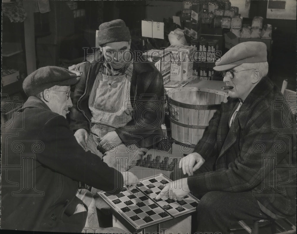 Press Photo Two Men Play Checkers While a Third Observes at the County Store-Historic Images
