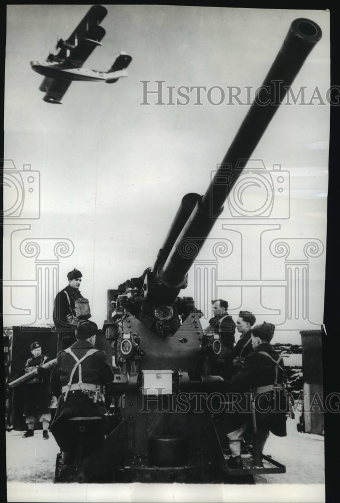 1941 Press Photo Canadian Coastal Anti-Aircraft Gun with Patrol Plane Overhead- Historic Images