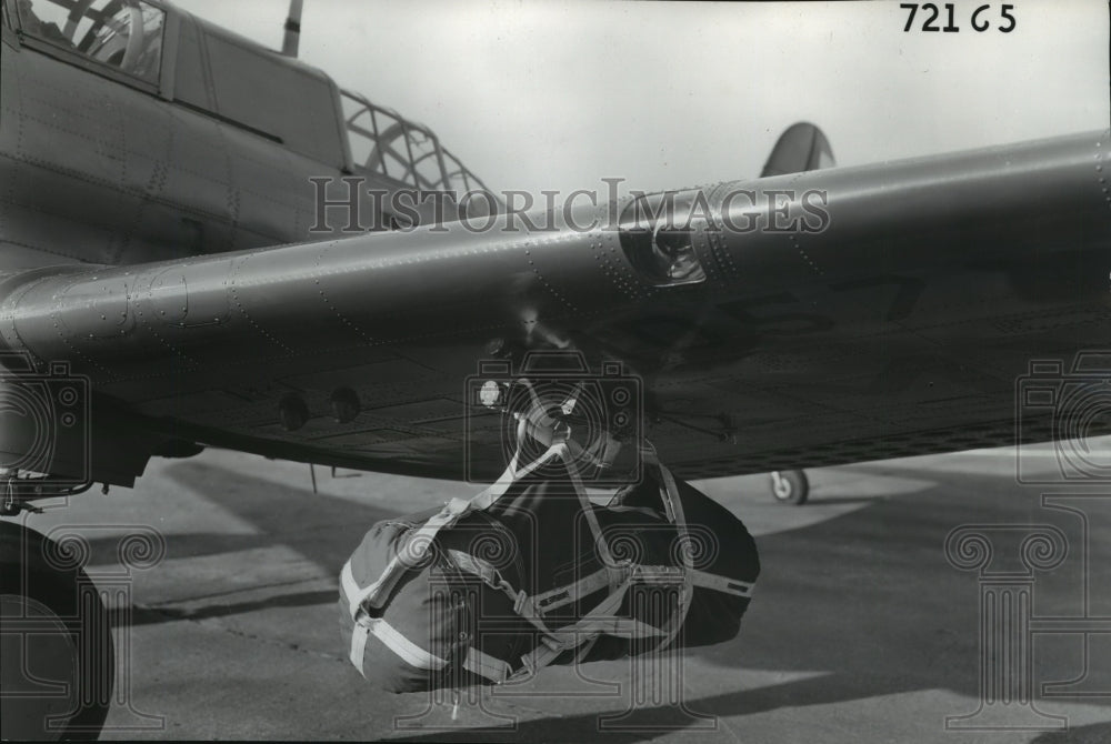1941 Press Photo Guns, Ammunition, &amp; Limited Supplies prepped for parachute drop-Historic Images