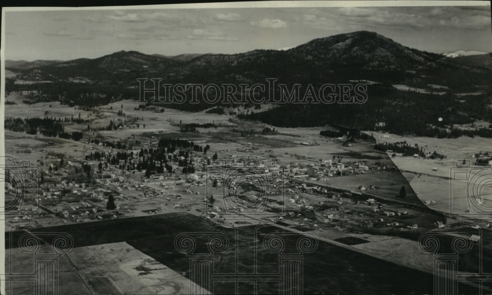 1930 Press Photo Aerial view of city of Chewalah and mountains, Washington-Historic Images