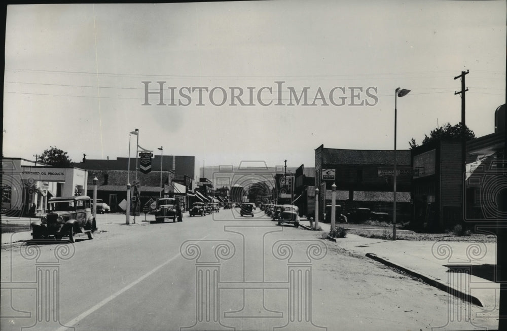 1944 Press Photo Cars parked along downtown street Fruitland, Washington-Historic Images