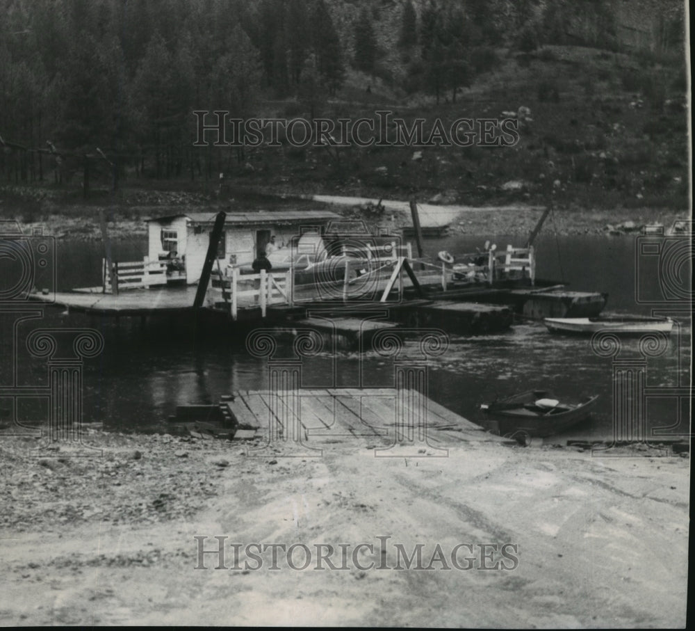 1962 Press Photo Barge ferries car across Clark Fork River - Historic Images