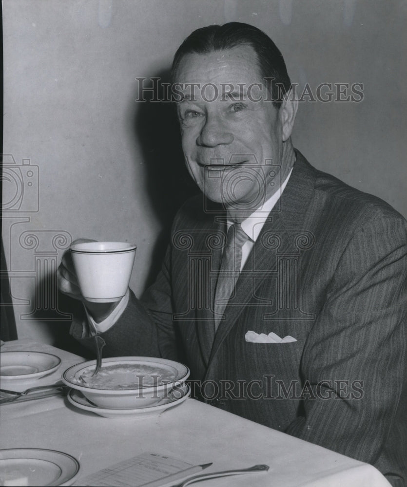 1963 Press Photo Performer Joe E Brown at breakfast - Historic Images