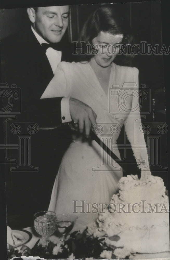 1941 Press Photo Bette Davis and Arthur Farnsworth cut their wedding cake - Historic Images