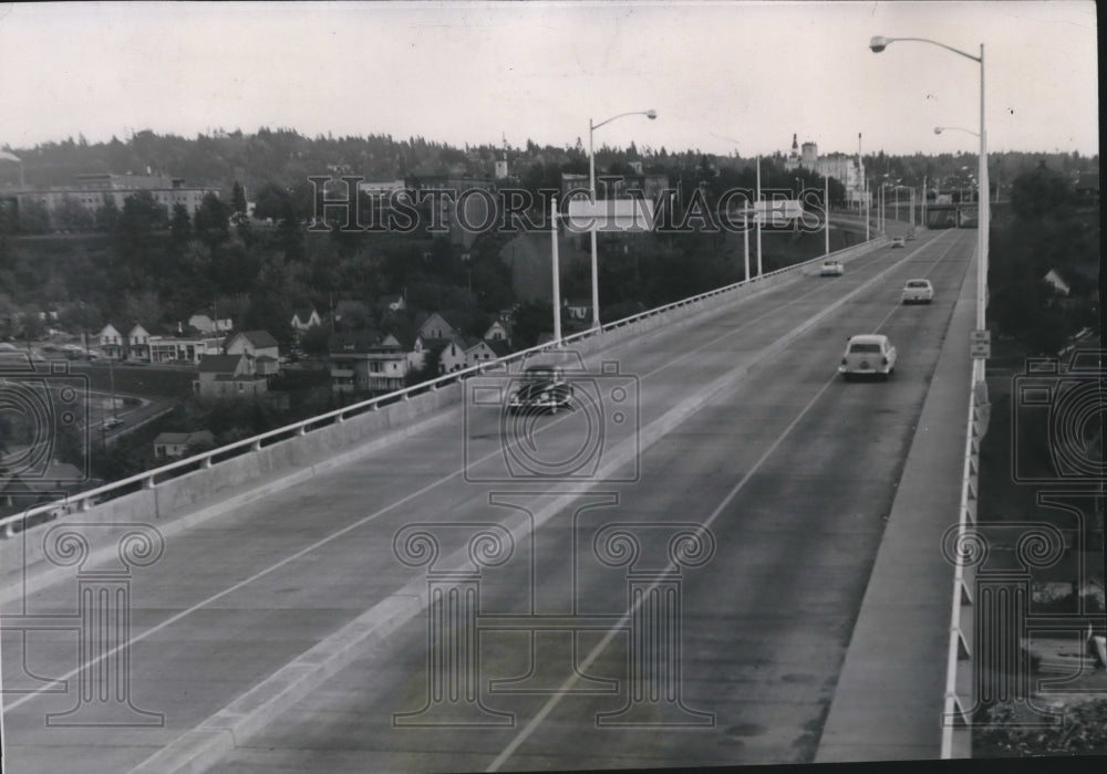 1958 Press Photo Vehicles crossing Maple Street Bridge - Historic Images