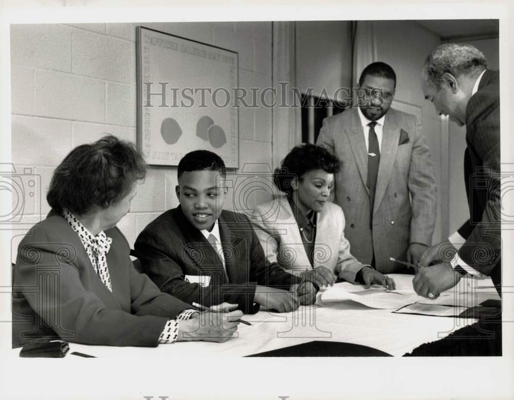 1990 Press Photo Contract Signer Dwayne Early at Western New England College - Historic Images