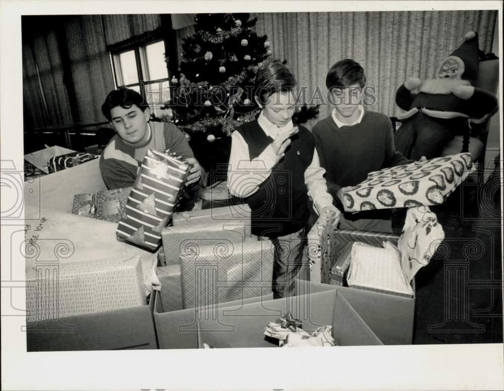 1988 Press Photo Christmas Presents at Our Lady of Providence Children's Center - Historic Images