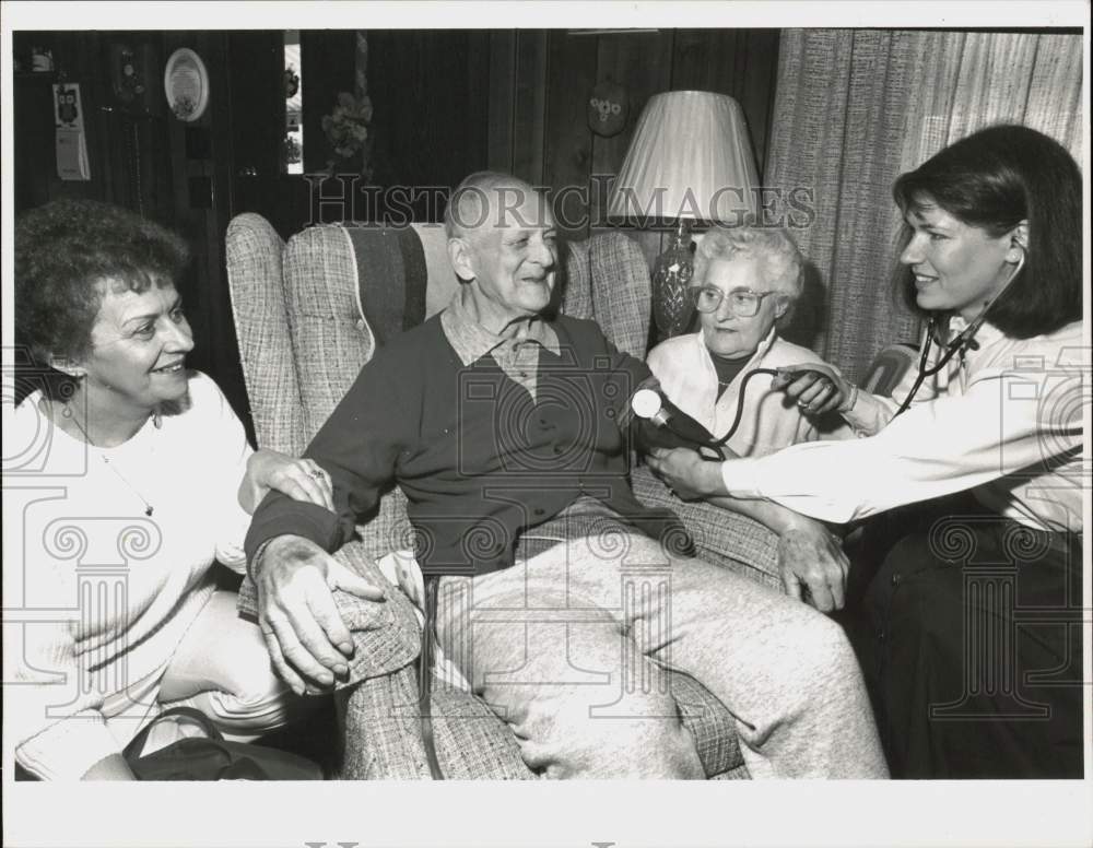 1990 Press Photo Harmony Homes Resident Ovide Lavallee with Nurses in Chicopee- Historic Images