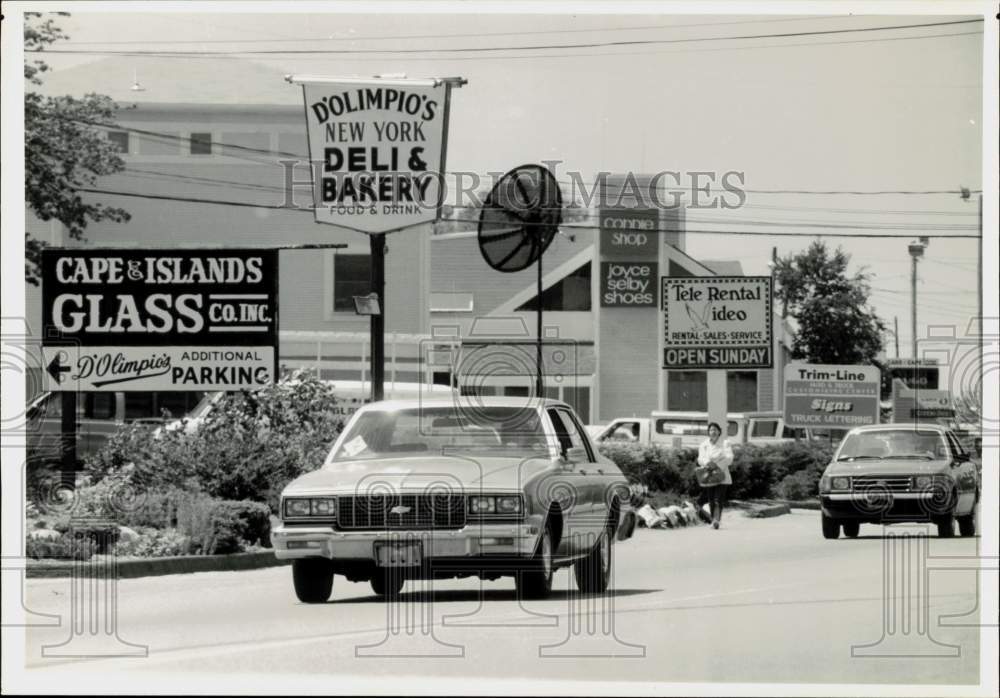 1990 Press Photo Businesses Line Route 28 on Cape Cod, Barnstable, Massachusetts- Historic Images