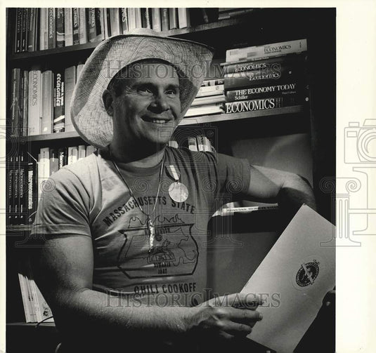 1987 Press Photo Mitchell Chariewicz, American International College professor - Historic Images
