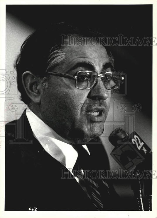 1981 Press Photo Guy Carbone, Republican Governor Nominee in Holyoke Mall- Historic Images