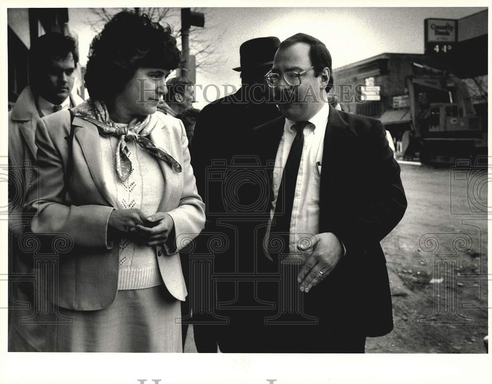 1987 Press Photo Amy Anthony and Paul Guida walk down Main Street in Ware- Historic Images