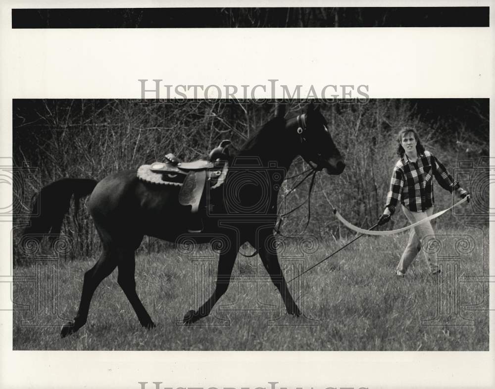 1987 Press Photo Jennifer Brinkman exercises Horse at Fairgrounds in Somers- Historic Images