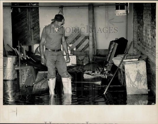 1989 Press Photo Thomas Gordon in flooded Old Mason Square Fire Station- Historic Images