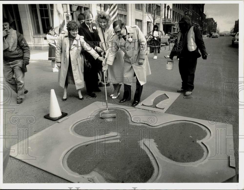 1987 Press Photo St. Patrick&#39;s Parade Leaders, Mayor Paint Shamrock, Holyoke, MA- Historic Images