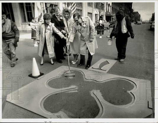 1987 Press Photo St. Patrick's Parade Leaders, Mayor Paint Shamrock, Holyoke, MA- Historic Images