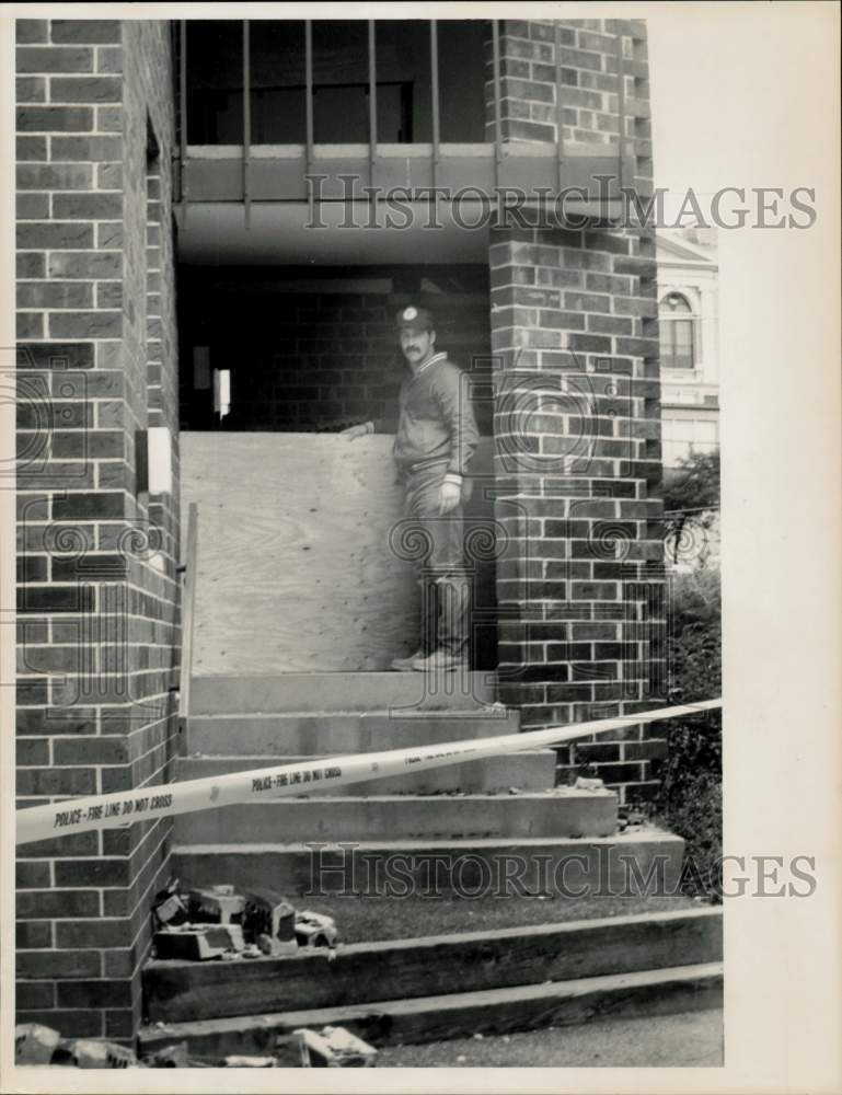 1989 Press Photo Worker at collapsed brick wall at North Adams State College, MA- Historic Images